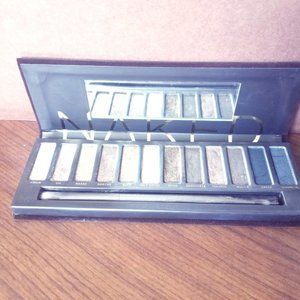 Urban Decay eye shadow palette